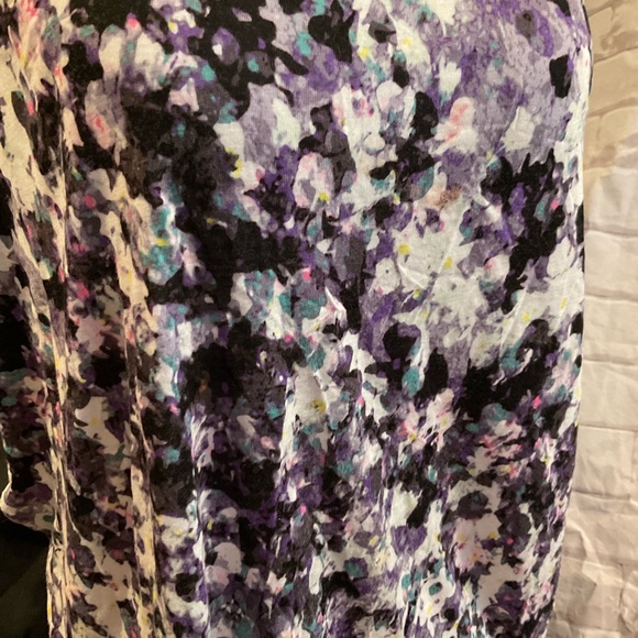 “H&M FLORAL SPLIT BACK “ Short Sleeved Top. - Picture 5 of 15